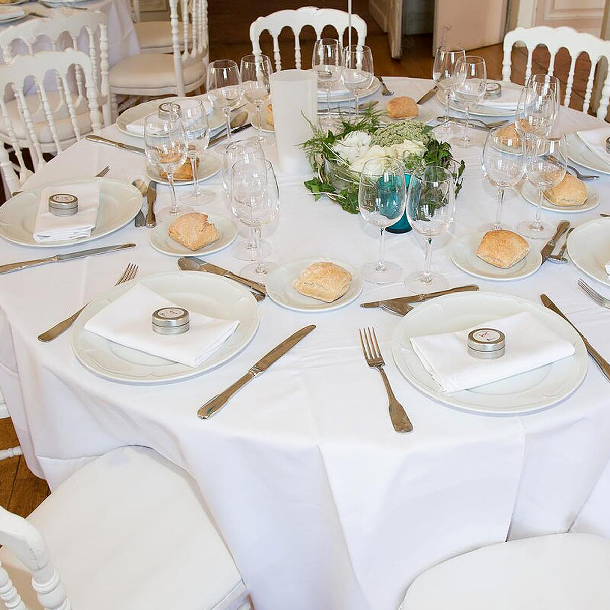 Sancua round tablecloth demonstrates wrinkle resistance during setup.