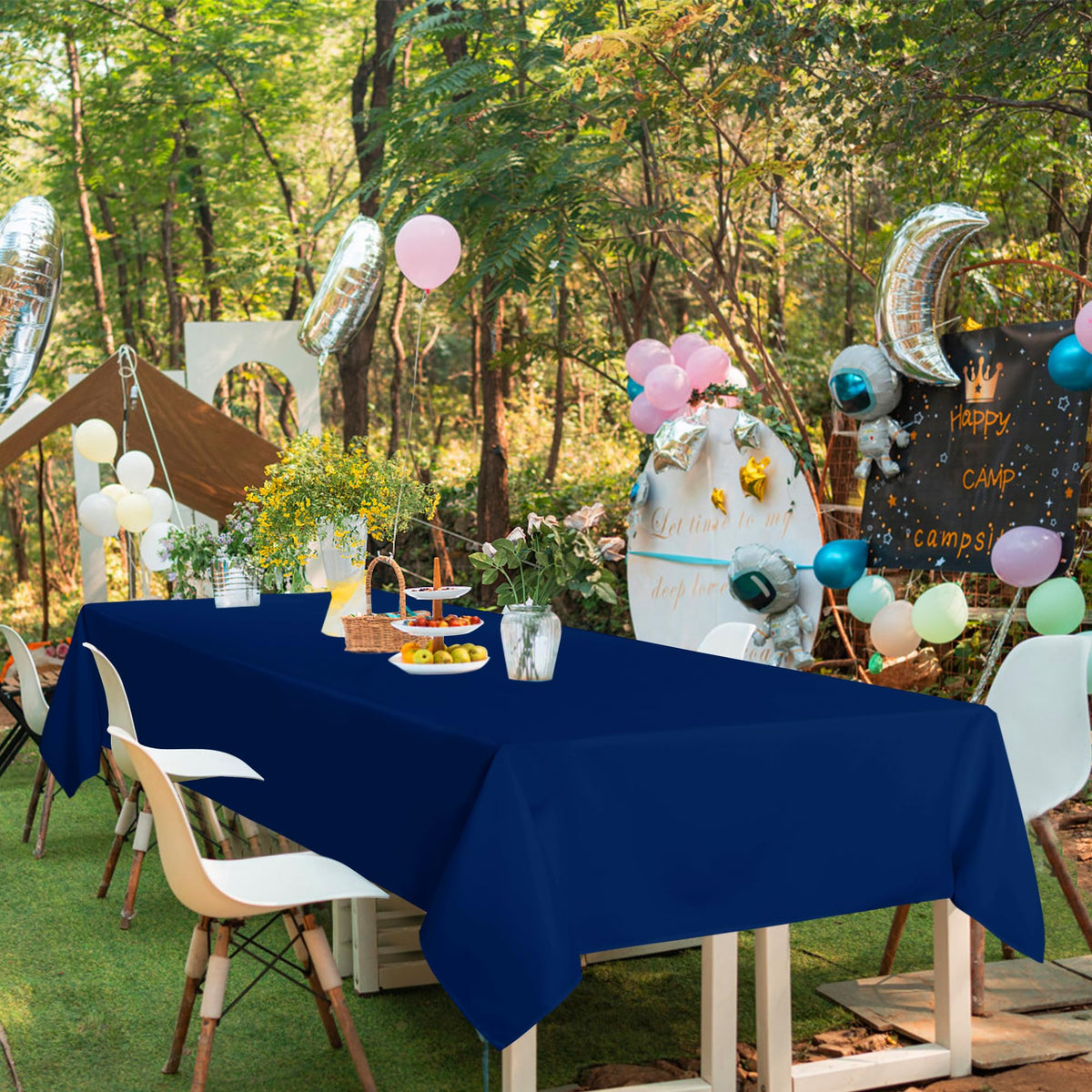 Sancua navy blue tablecloth on banquet table creates refined ambiance.