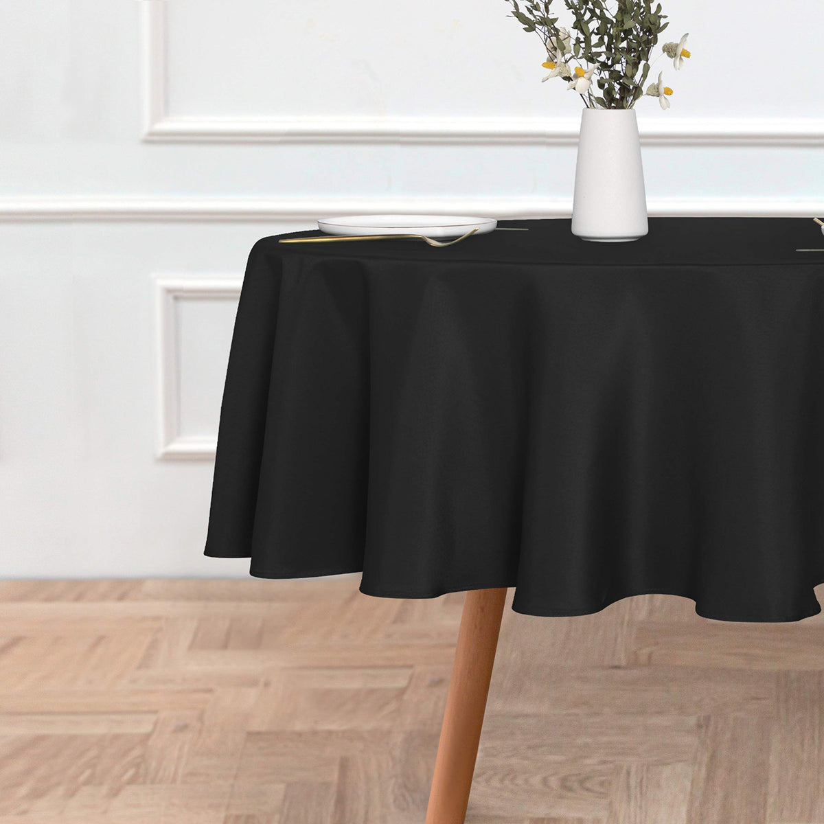 Sancua tablecloth enhances a wedding or banquet table setting