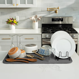 S&T INC. under-rack mat catches drips for easy cleanup.