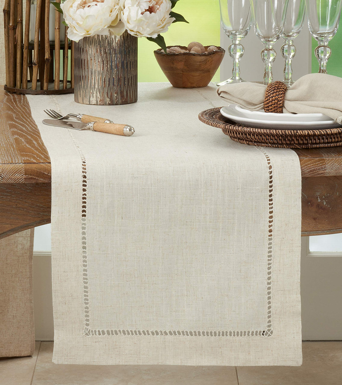SARO LIFESTYLE Toscana-inspired runner elevates everyday dining ambiance.