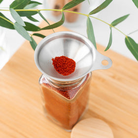Pepper grinder lid included for ground pepper at hand
