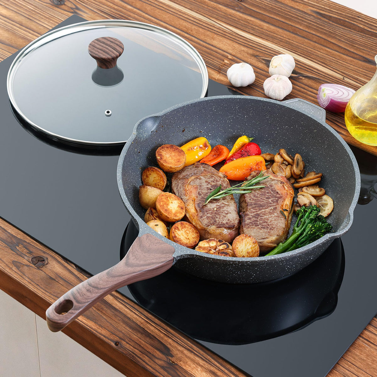 Dual pour spouts on the SENSARTE pan for sauces and oils.