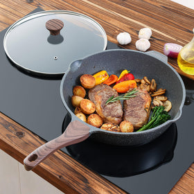 Dual pour spouts on the SENSARTE pan for sauces and oils.