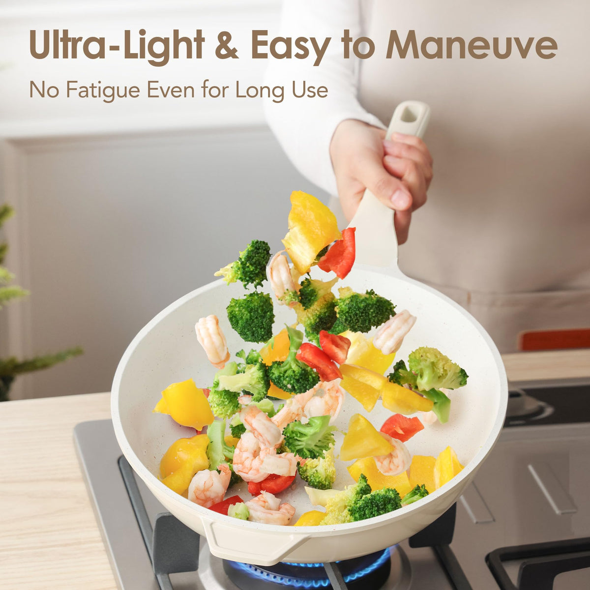 Transparent glass lid on SENSARTE wok monitors progress while locking flavors.