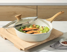 Sensarte easy-clean rivet-free interior simplifies cleanup after cooking.