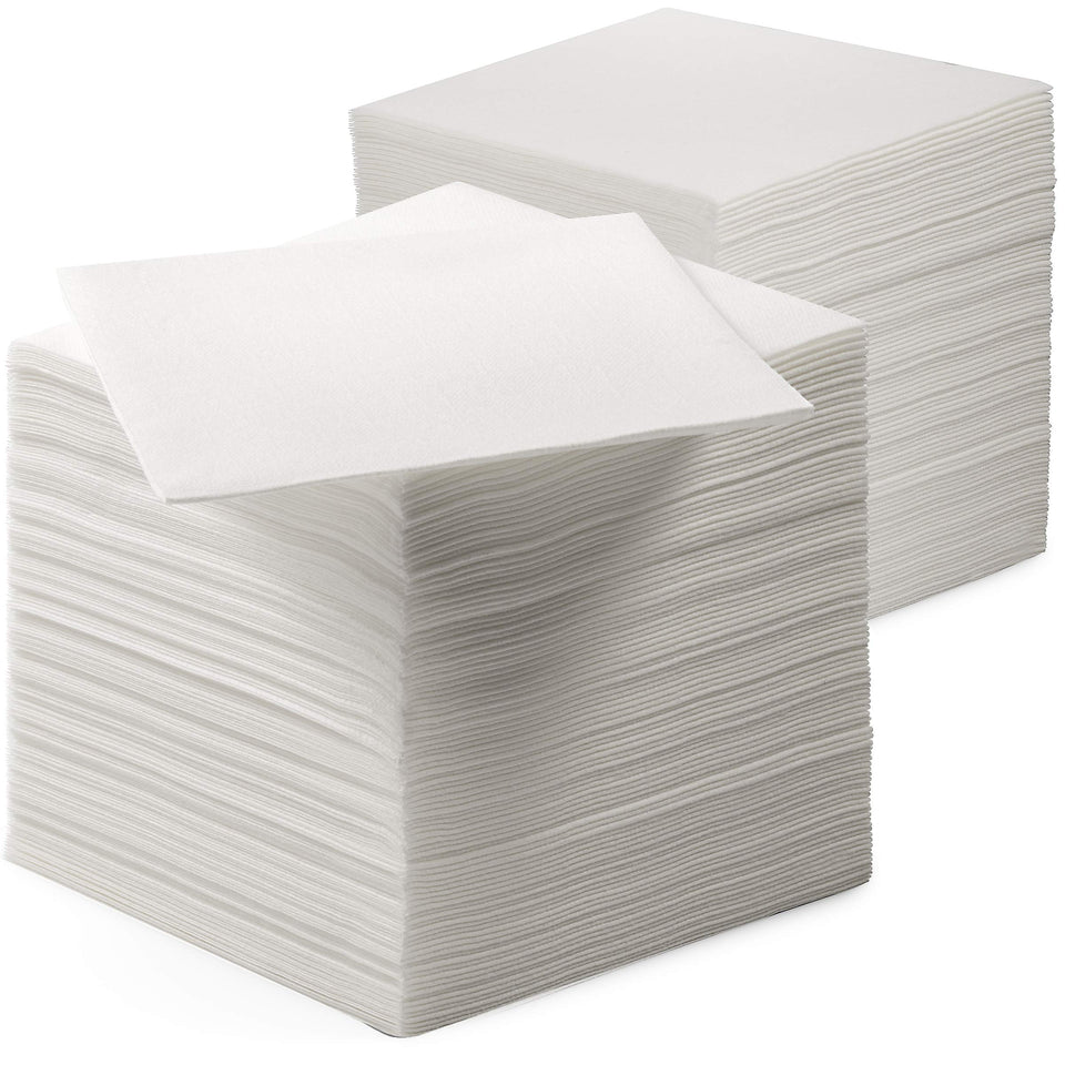 Servietto 200 linen-feel napkins folded for an elegant table setting and easy cleanup.