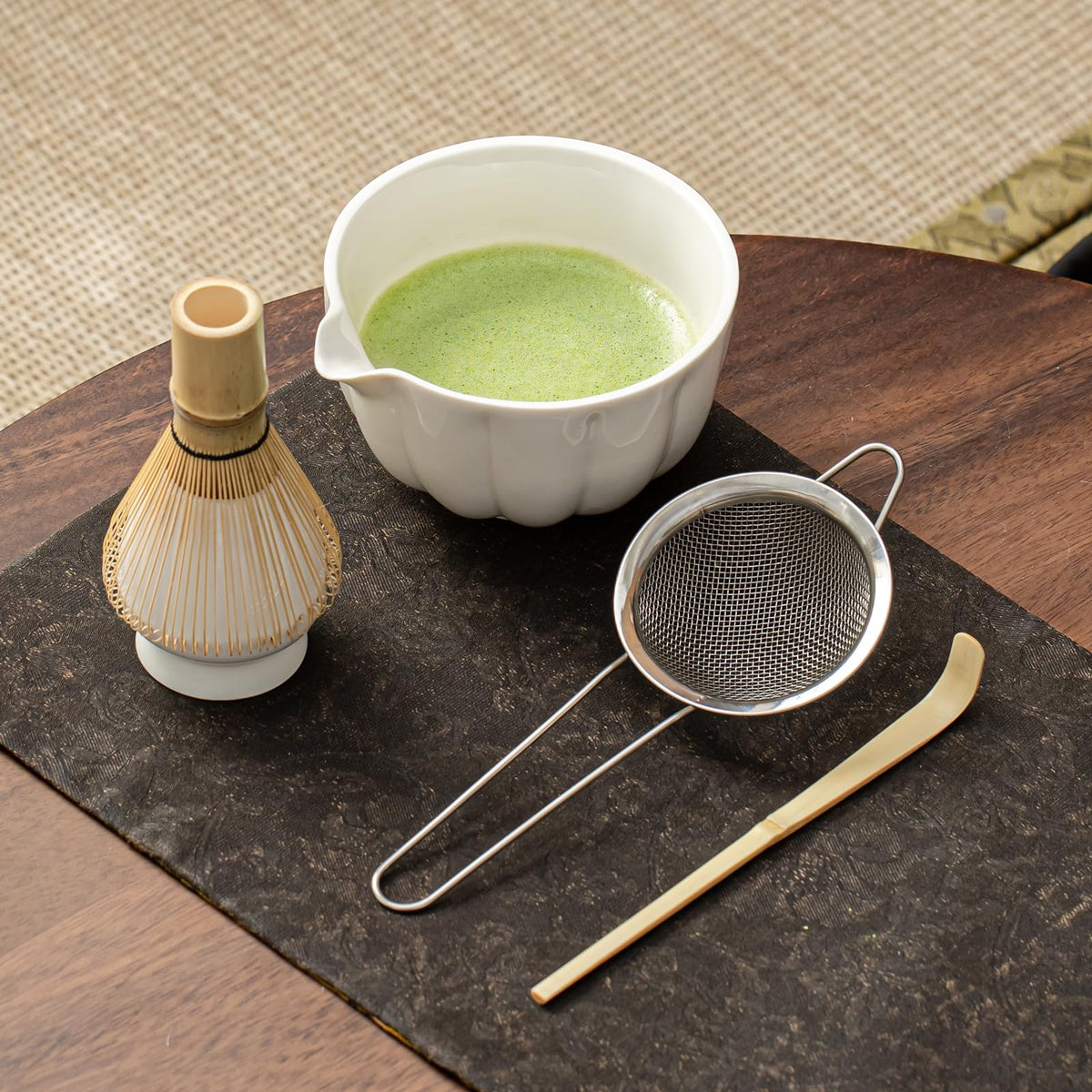 SFTXEY chasen holder keeps the whisk organized and within reach.