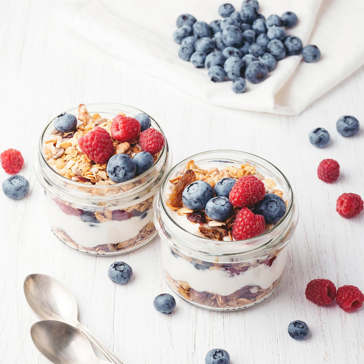 SHOWIN multi-functional jars store yogurt, fruit, or salads for on-the-go meals.