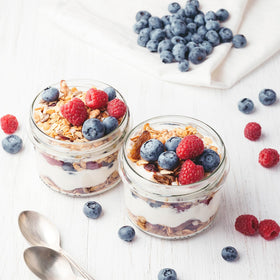 SHOWIN multi-functional jars store yogurt, fruit, or salads for on-the-go meals.