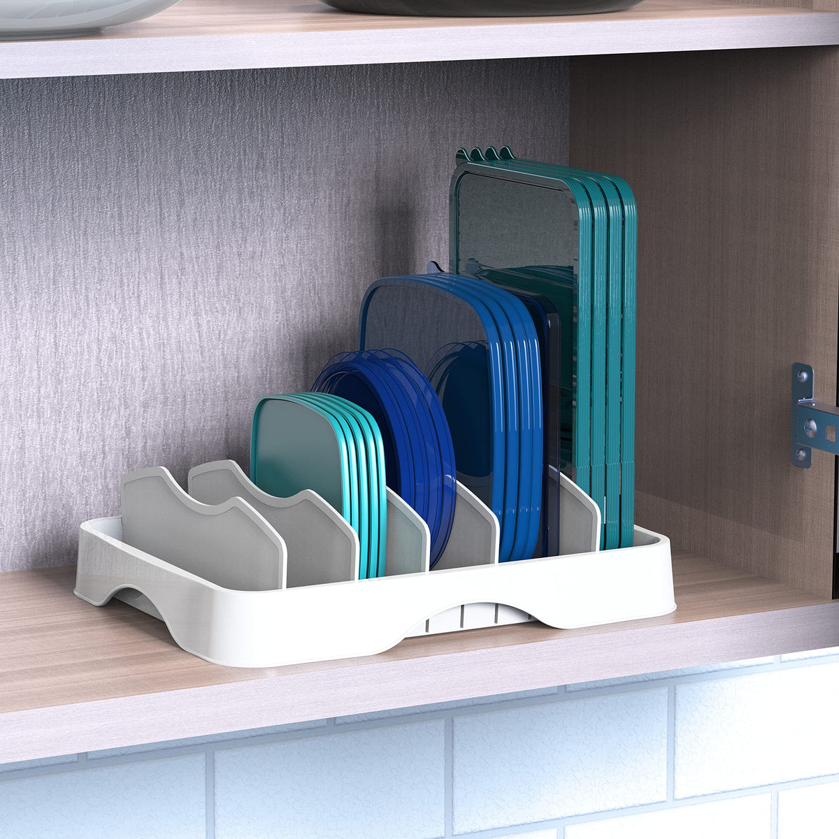 Simple Houseware ergonomic handle provides a secure grip during transport.