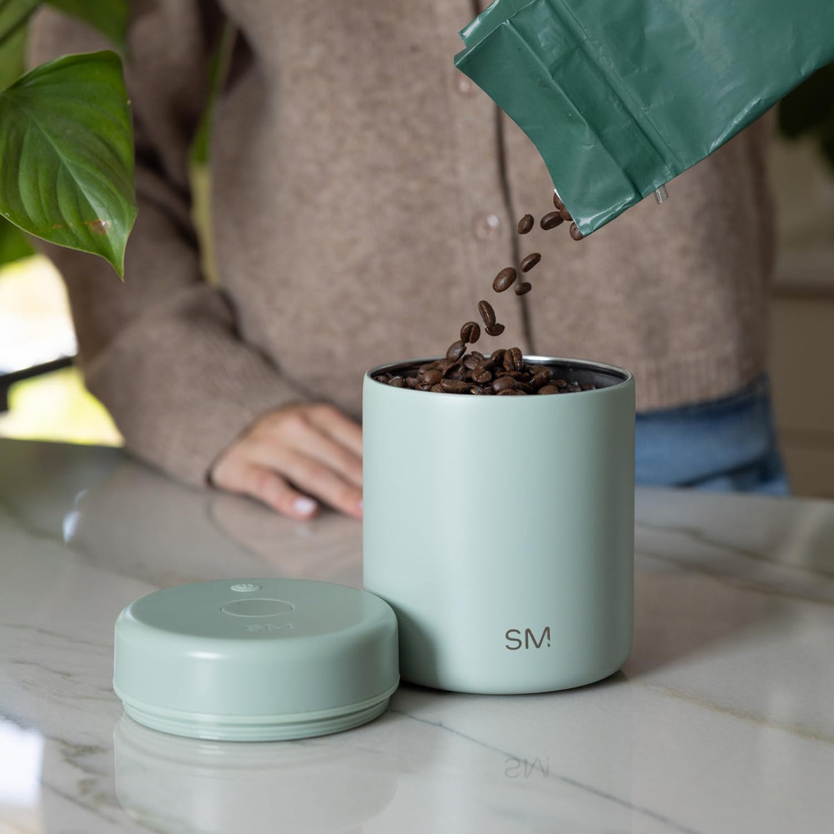 Simple Modern Delta ceramic-lined interior protecting flavor and aroma.