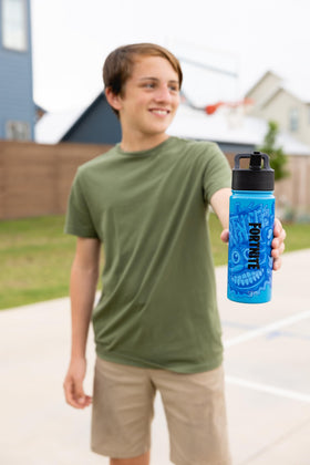 Simple Modern Fortnite Summit straw lid demonstrates easy sipping and leak-proof use for kids.