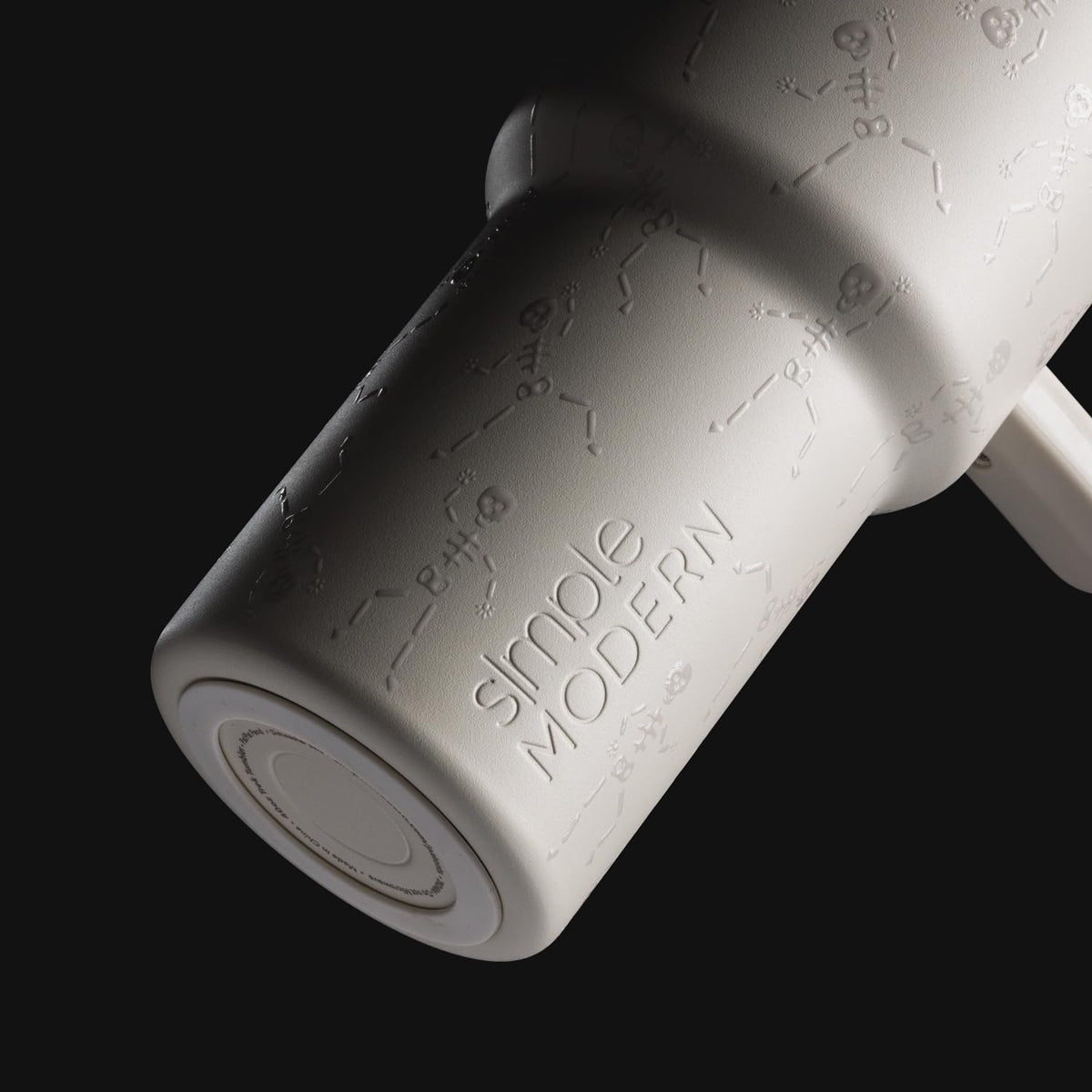 Simple Modern Trek Signature ceramic-lined interior preserves flavor.