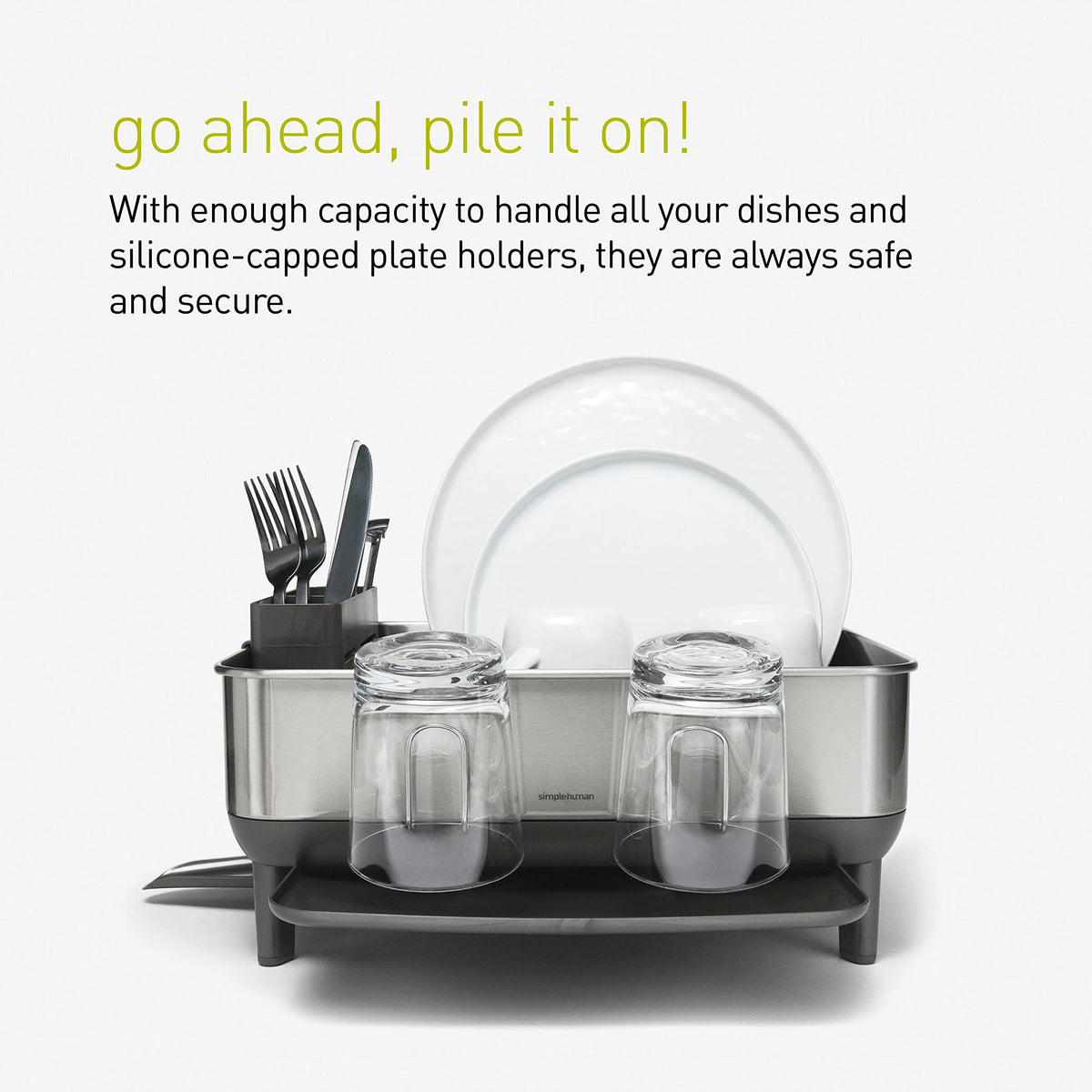 Simplehuman fingerprint-proof coating resists smudges on the stainless surface.