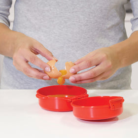 Sistema Easy Eggs cooks eggs in microwave with vent open