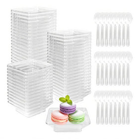 Slomg mini plates in clear square design for tastings.