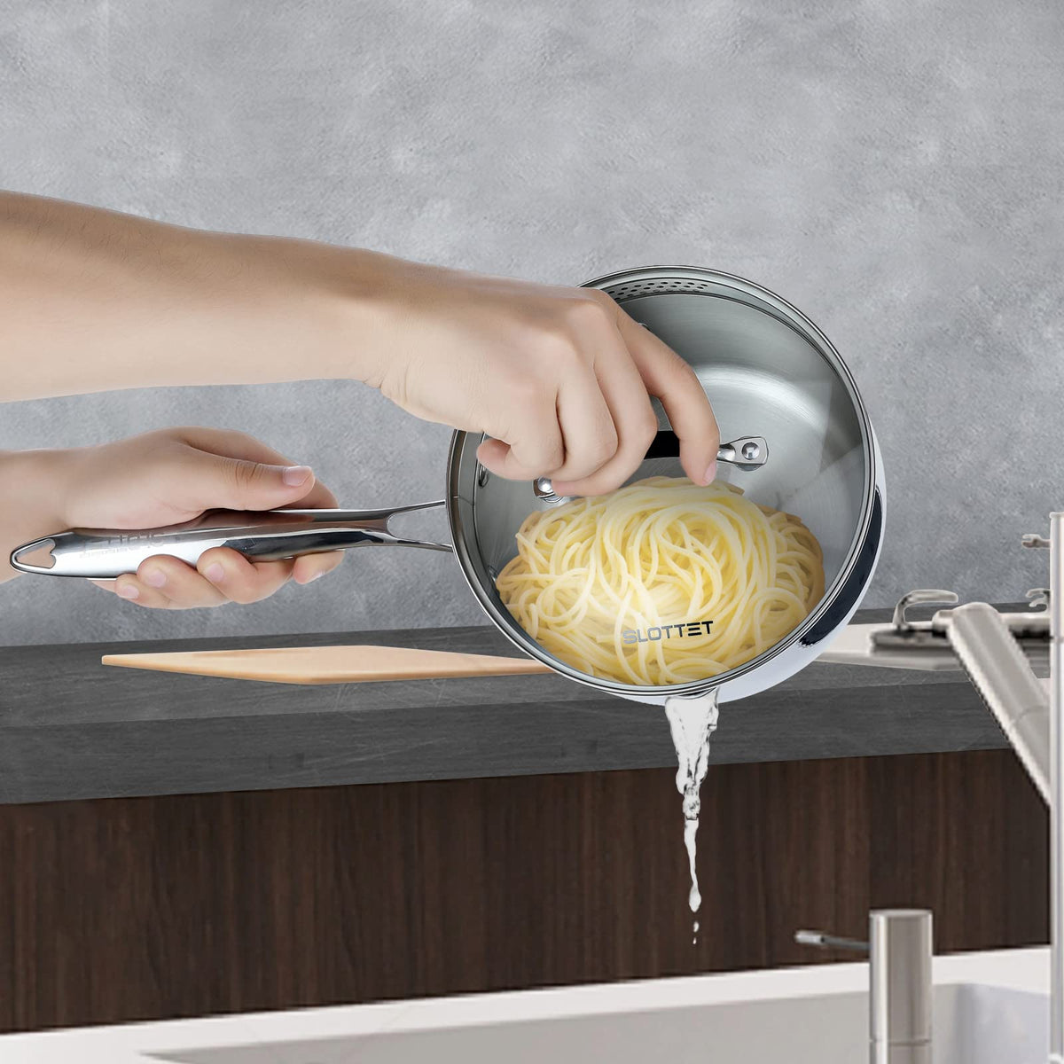SLOTTET glass lid with strainers for drip-free draining.