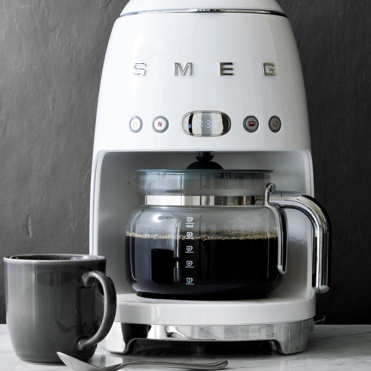 Smeg carafe with wipe-clean surface, quick maintenance between uses