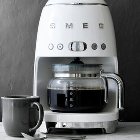 Smeg carafe with wipe-clean surface, quick maintenance between uses