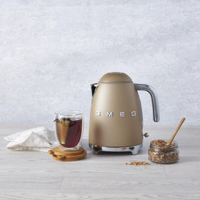 Smeg KLF03 360-degree base enables easy, flexible pouring.