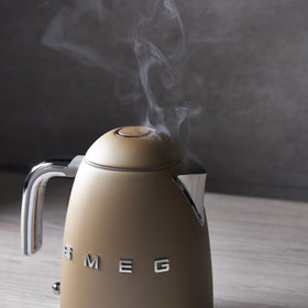 Smeg KLF03 water indicator shows cups and liters for precise fills.