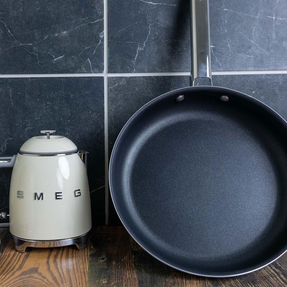 Smeg KLF03CRUS cream kettle base swivel with cord wrap for tidy placement