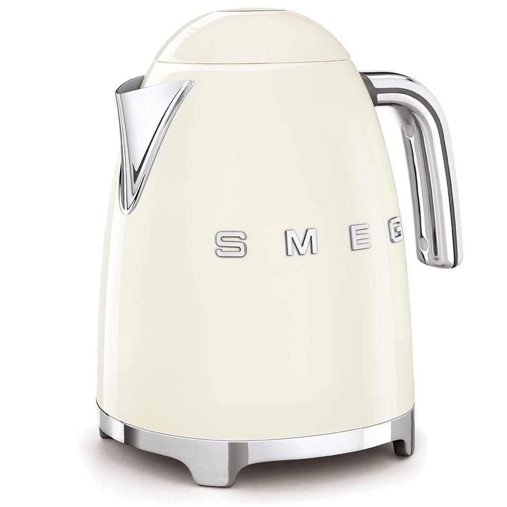 Smeg KLF03CRUS cream kettle pour close-up with smooth flow