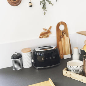 Smeg TSF01 with six browning levels enables precise toasting.