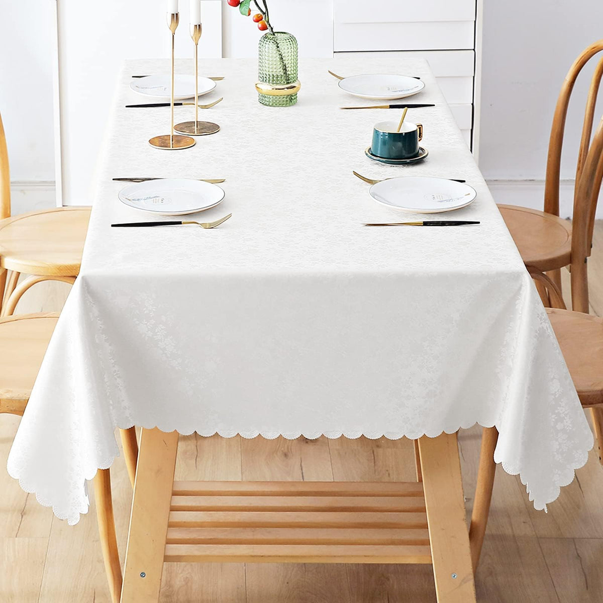 Smiry kitchen-dining tablecloth suitable for indoor and outdoor use.