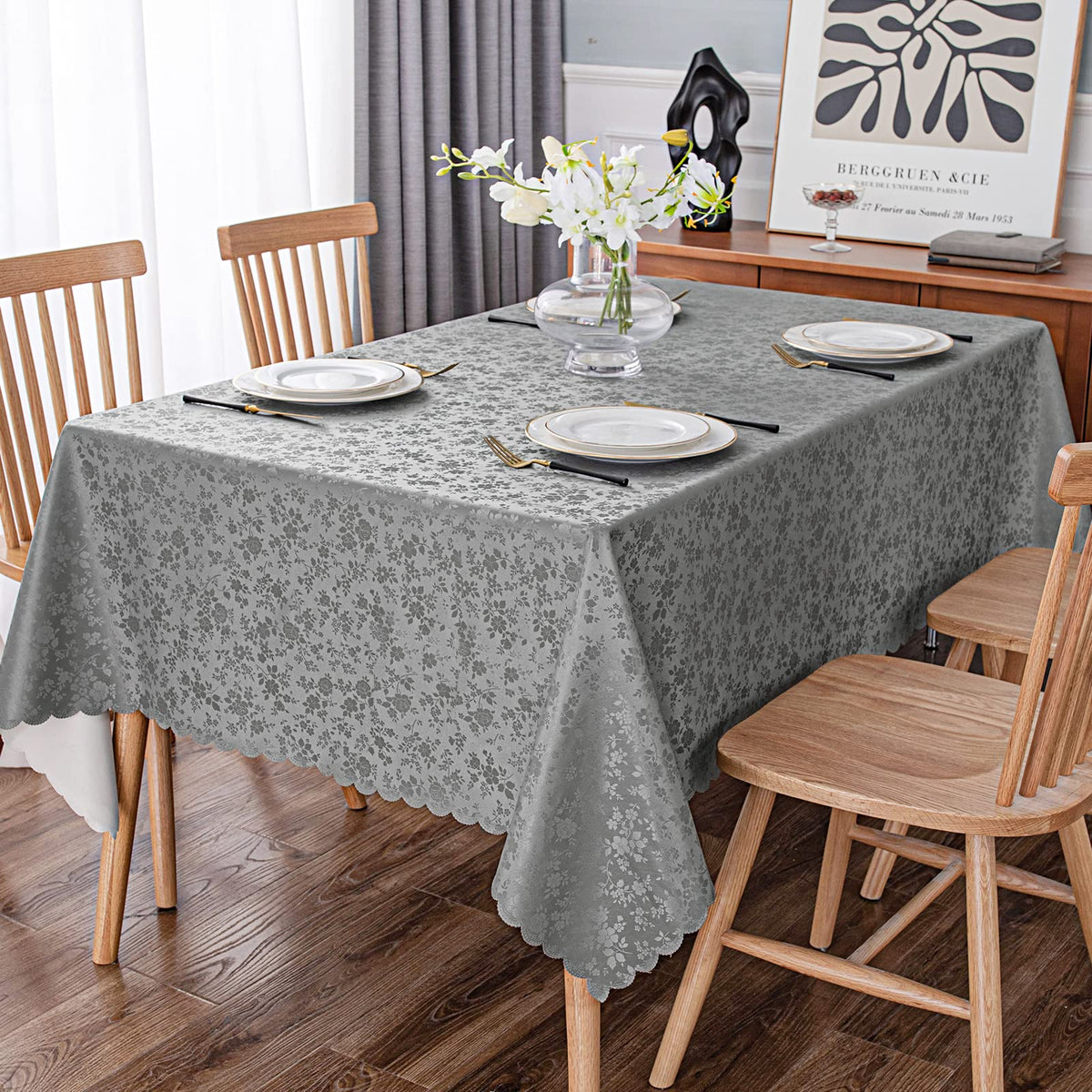 Smiry tablecloth resists tears for busy family meals.