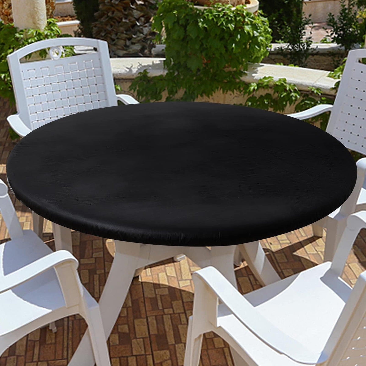 Smiry round picnic tablecloth is easy to wipe clean after spills.