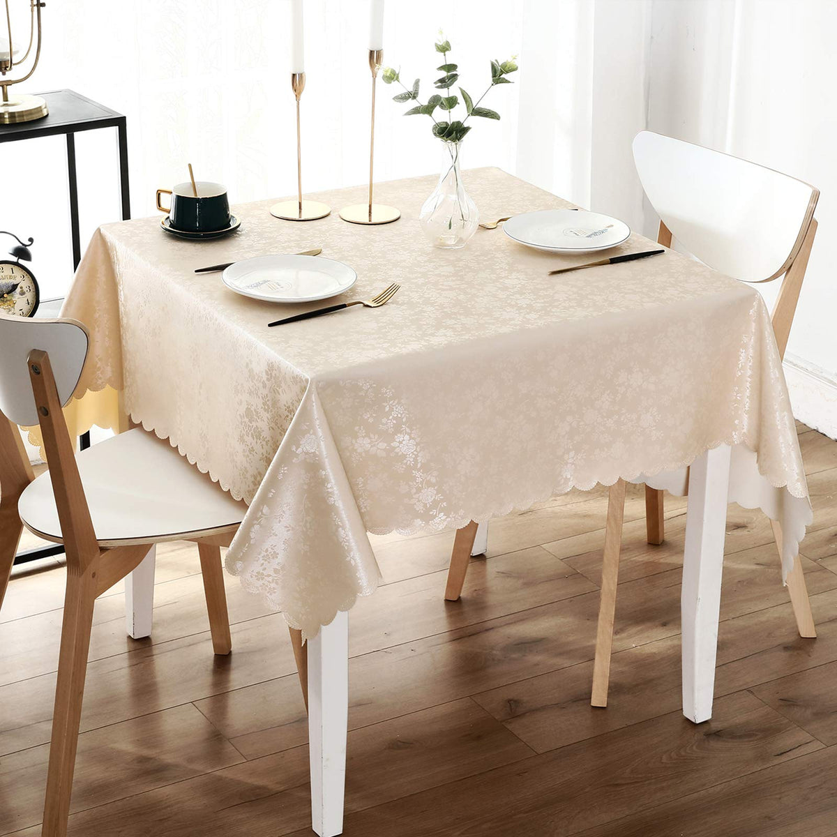 Smiry tablecloth wipes clean easily for quick maintenance.