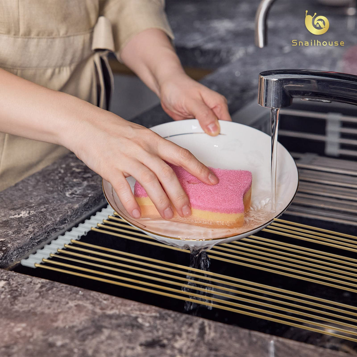 Anti-slip silicone feet keep Snailhouse rack stable over the sink.