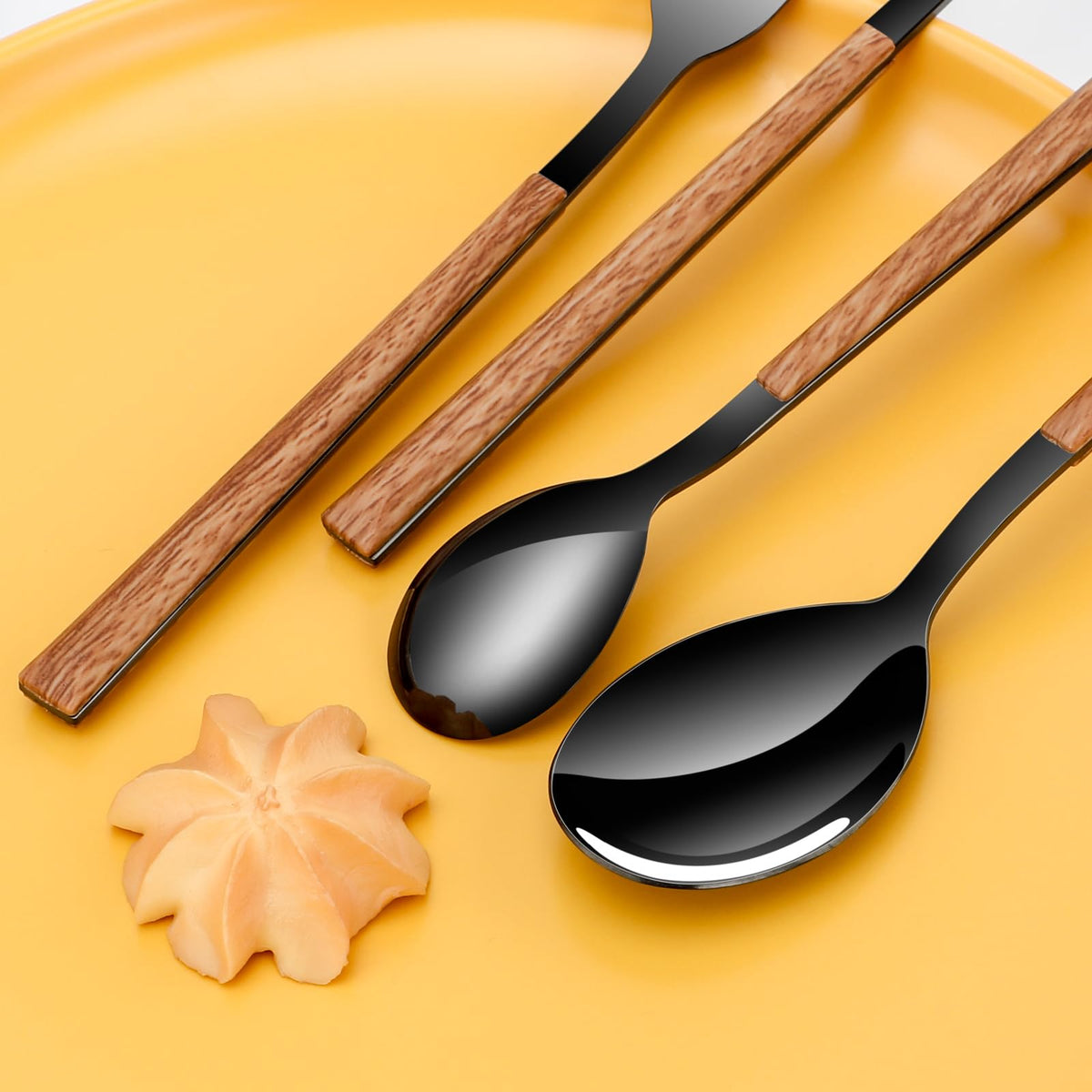 SNBNX serrated knife detail ensures precise cuts during meals