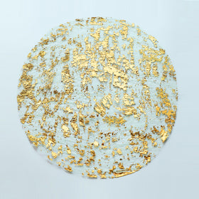 Snowkingdom gold disposable placemats, 13-inch round, ideal for festive tables.