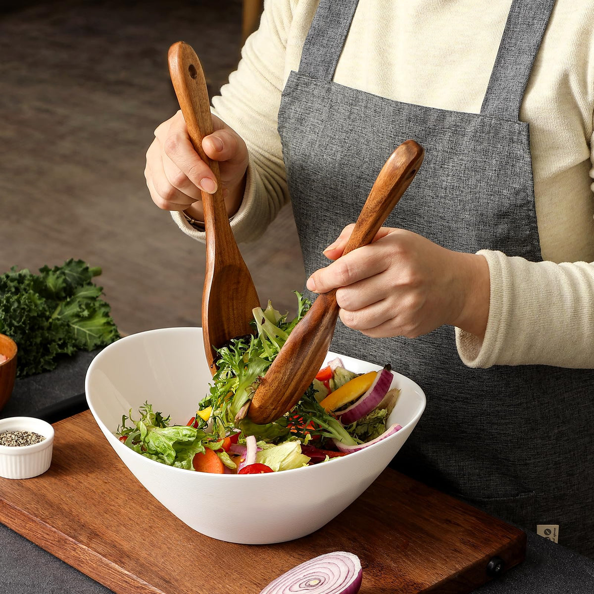 Snuvid teak spoon set with nonstick cookware compatibility demonstration.