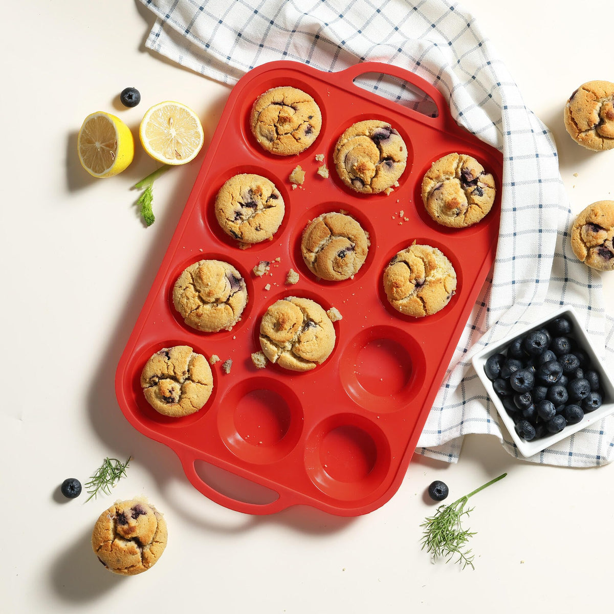 Socisen oven-safe silicone pan tolerates a wide temperature range for versatile baking