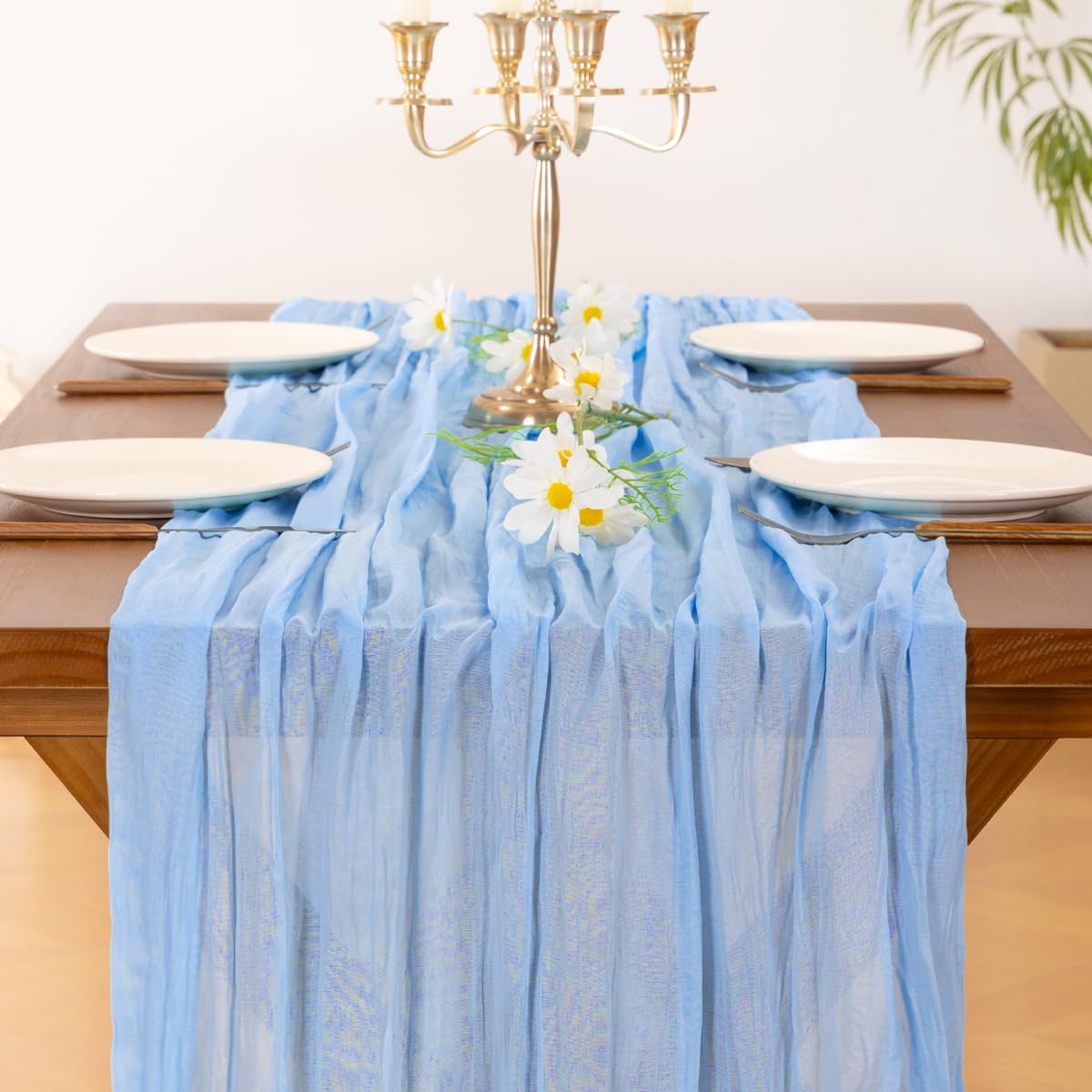 Socomi versatile occasions table runner suits weddings and seasonal gatherings.