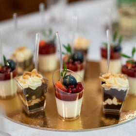 Soelomu party dessert set brightens celebrations with clear, modern design.