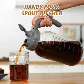 Soligt pour spout lid with handle for easy one-handed pouring.