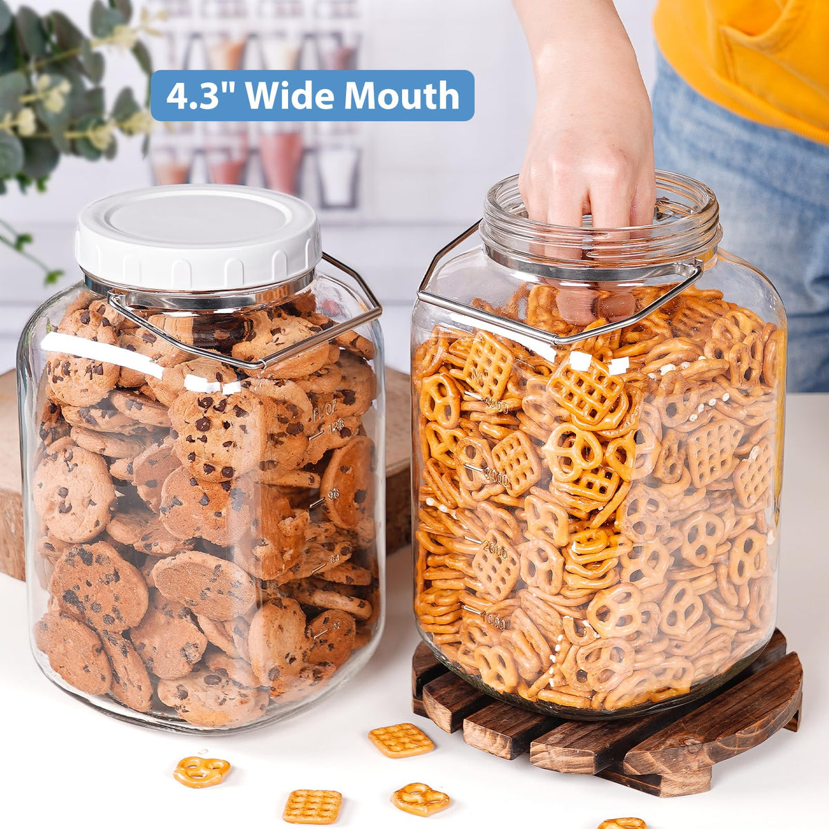 Sovietiep jars feature measurement marks in ounces and milliliters for accuracy.