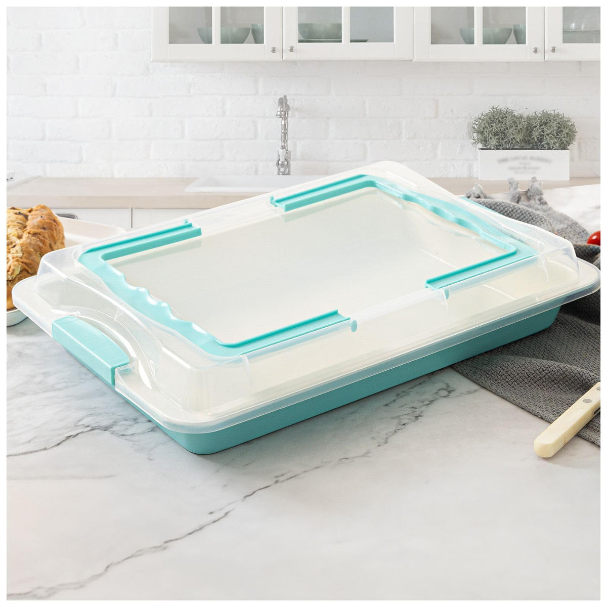 Spmarkt sheet cake pan with lid clip for secure transport of baked desserts.