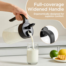 Spreccio glass pitcher featuring measurement marks in OZ and ML for precise mixing