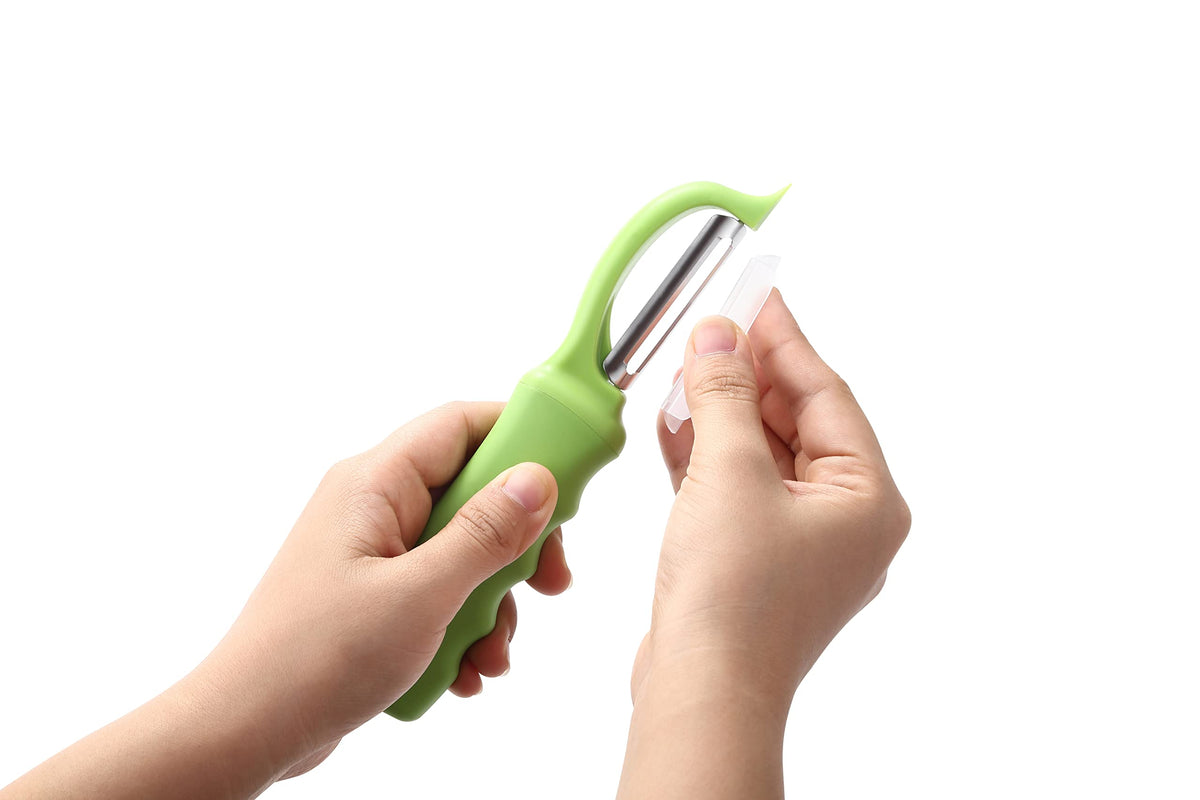 Spring Chef peeler features a hanging hole for convenient storage.