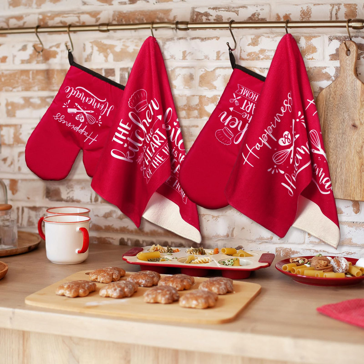 Sratte red oven mitts protect hands during hot cooking