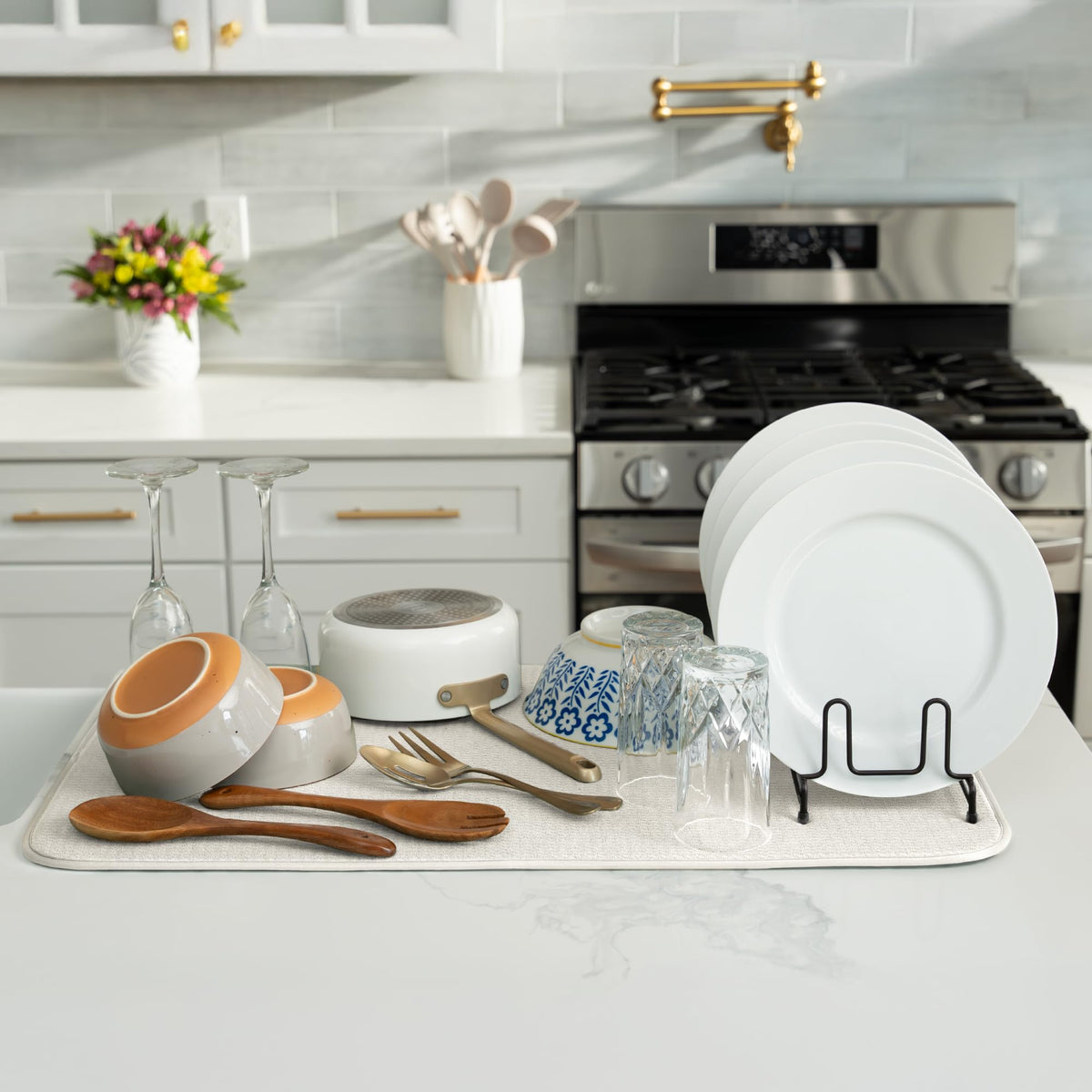S&T INC mat cushions delicate dishes and wine glasses during washing