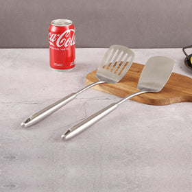 Standcn hanging holes enable space-saving storage after cooking