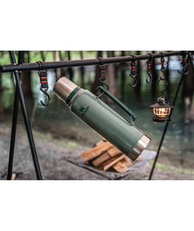 Packable carry handle makes the Stanley bottle easy to bring on trips.