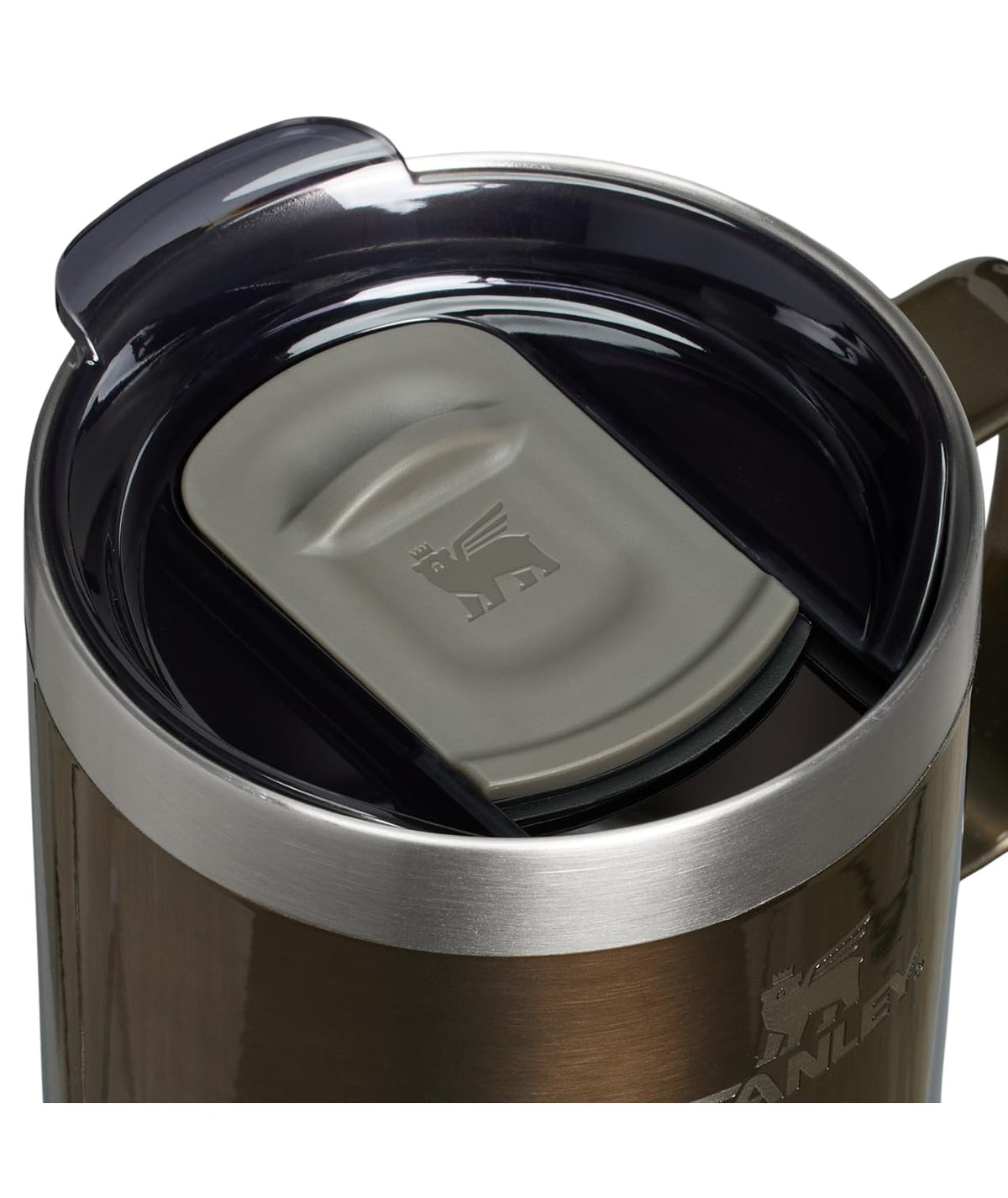 STANLEY Everyday Camp Mug sip-through-lid close-up shows secure fit and spill prevention.